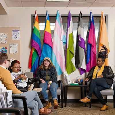 正规博彩十大网站排名 students at the lgbtq center.